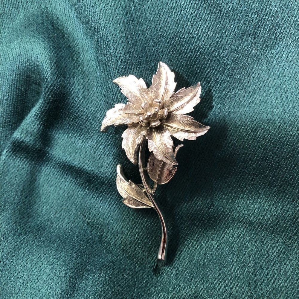 Vintage flower brooch, no brand markings